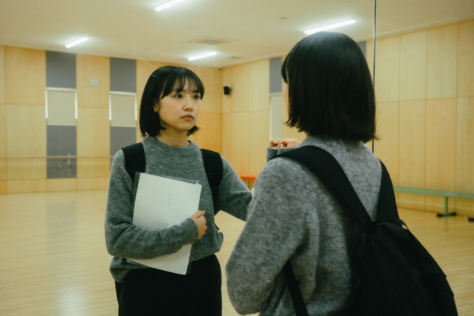 稽古部屋で鏡を見る栞