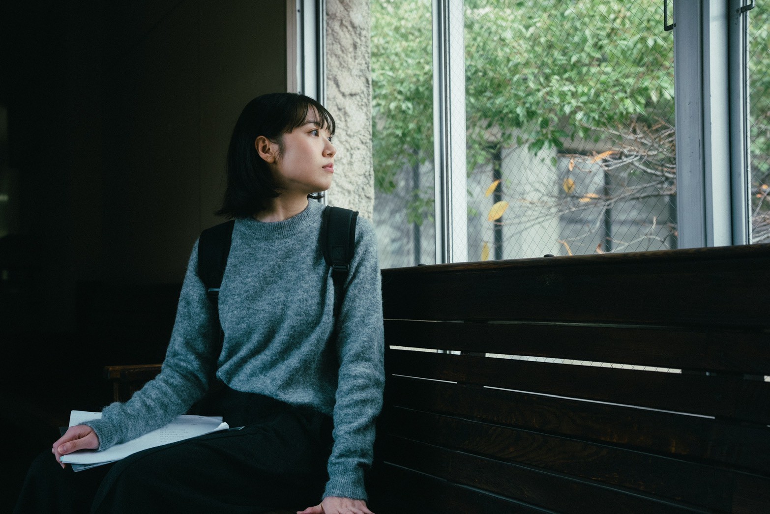 大学で外を見る栞