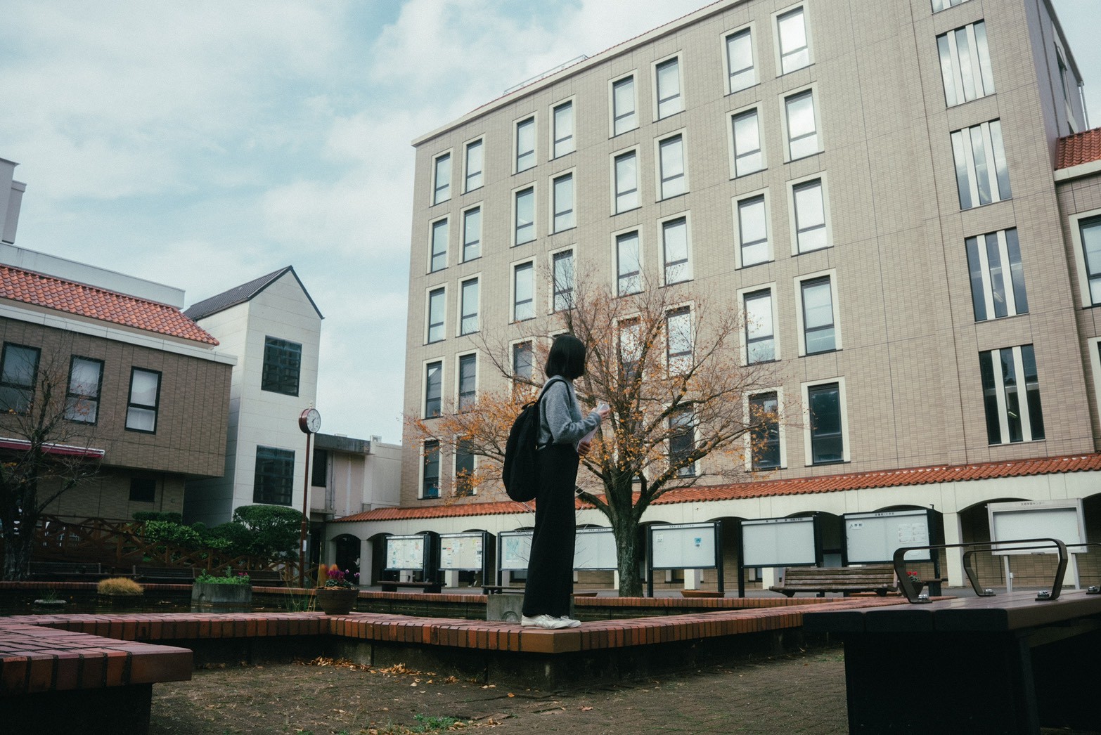 大学の庭を歩く栞